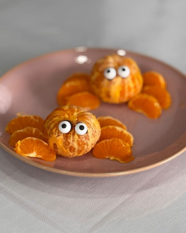Gezond snacken? Maak er een activiteit van! Met een beetje creativiteit verander je fruit in vrolijke mandarijnkrabbetjes.🍊🦀

#mandarijn #inspiratievoorindekinderopvang #onlineactiviteitenplatform #dinck
