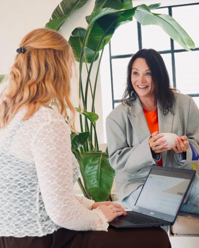 Er komt iets nieuws aan...!👀

Bij Dinck luisteren we goed naar de mensen die met ons werken en steeds vaker hoorden we dezelfde wens: “Ouders willen thuis ook iets met Dinck kunnen doen.” Die gedachte liet ons niet meer los. Want als we binnen de kinderopvang zoveel kunnen betekenen voor spel, ontwikkeling en kwaliteit… waarom zouden we ouders daar niet op een leuke, toegankelijke manier bij betrekken?

En dus zijn we begonnen met iets nieuws. Iets dat ouders helpt om thuis spelenderwijs aan te sluiten op de ontwikkeling van hun kind. We kunnen er nog niet te veel over zeggen, maar één ding mogen we alvast verklappen: 2026 wordt héél leuk!

#onlineactiviteitenplatform #dinck #pedagogischprofessional #ontwikkeling #nieuweontwikkeling