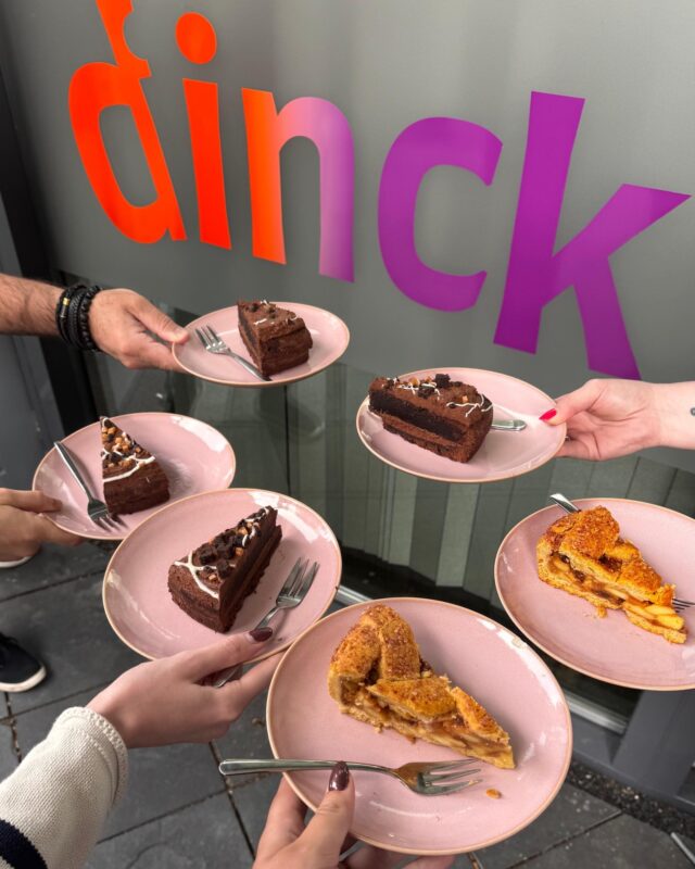 BOEM! De teller staat op 1.000 activiteiten in de Dinck-app! En dat moet natuurlijk gevierd worden met een lekker taartje. Binnen minder dan een jaar meer dan duizend activiteiten bedacht, uitgewerkt en gefilmd. Op naar de volgende duizend activiteiten!

Trots!💜🧡

#1k #duizend #mijlpaal #onlineactiviteitenplatform #feestje #dinck #pedagogischinspiratie