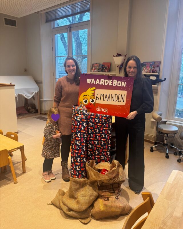 Vorige week mochten we langs bij @kindergardennl aan de Postweg in Nijmegen om de prijs van onze Zak van Sinterklaas-winactie te overhandigen aan de gelukkige winnaar van onze winactie: @de.ontdek.stek!

De kinderen waren nog lekker bezig in hun spel toen we binnenkwamen, maar zodra ze werden uitgenodigd om erbij te komen, werd de aandacht al snel naar de grote jute zak getrokken.
Samen maakten ze de zak open en pakten ze alle cadeaus uit. Heel rustig, nieuwsgierig en met een glimlach werd elk nieuw speelgoed tevoorschijn gehaald. Het was een mooi moment om mee te maken. 

De hele locatie ontvangt daarnaast ook een half jaar Dinck, waar ze de komende tijd mee aan de slag gaan. We kijken ernaar uit om te horen hoe het bevalt.

Bedankt aan het team van Kindergarden Postweg voor de gastvrijheid en het delen van dit fijne bezoekmoment. Heel veel plezier ermee!

#onlineactiviteitenplatform #pedagogischprofessional #winactie #kindergarden #dinck