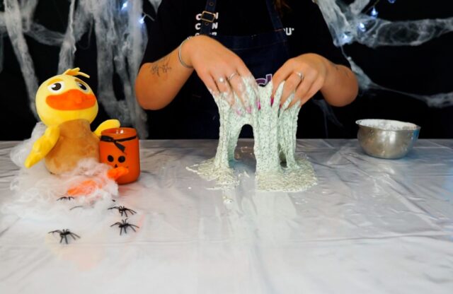 Het is weer die tijd van het jaar...waar spinnenwebben geen schoonmaakfout zijn en pompoenen ineens beroemd worden.🎃 Binnen Dinck vind je een heleboel griezelig leuke activiteiten: van slijmerige proefjes tot spookachtige knutselwerken.

En het mooiste? Alles is kindvriendelijk, leerzaam én gewoon lekker spooooky.👻
Probeer Dinck nu 7 dagen gratis! Aanmelden kan via onze website: dinck.nl. 

#halloween #onlineactiviteitenplatform #dinck #kinderopvang #gastouderopvang #pedagogischprofessional