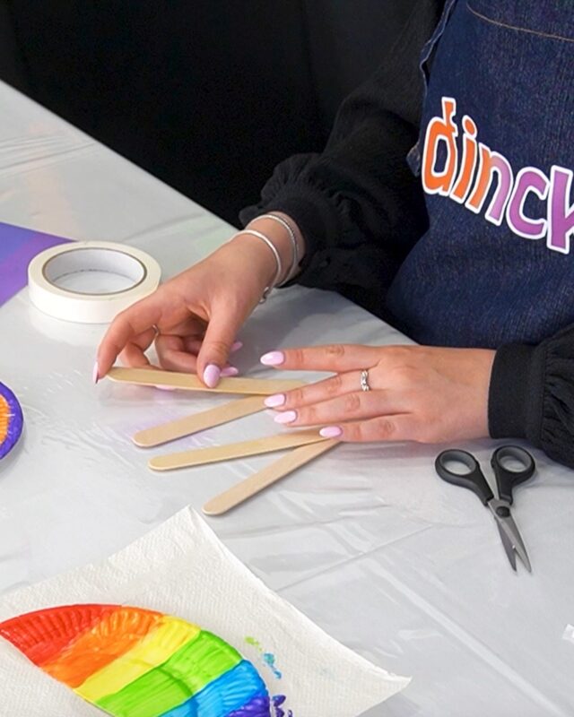 Op 27 juli start Pride Amsterdam, een week waarin we vrijheid, diversiteit en liefde vieren in alle kleuren van de regenboog. Bij Dinck haken we daar graag op aan met een feestelijke én praktische activiteit: het maken van een regenboogwaaier! 🎨

Niet alleen een mooie knutselopdracht voor Pride maar ook heel erg handig tijdens de warme zomerdagen. Je kan de activiteit heel makkelijk toevoegen aan je planning of toevoegen aan je favorieten. Lekker knutselen maar!

#creativeactiviteit #pride #dinck #onlineactiviteitenplatform #pedagogischinspiratie